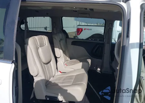 2015 Chrysler Town & Country Touring из США, поврежденный, VIN 2C4RC1BG8FR710860